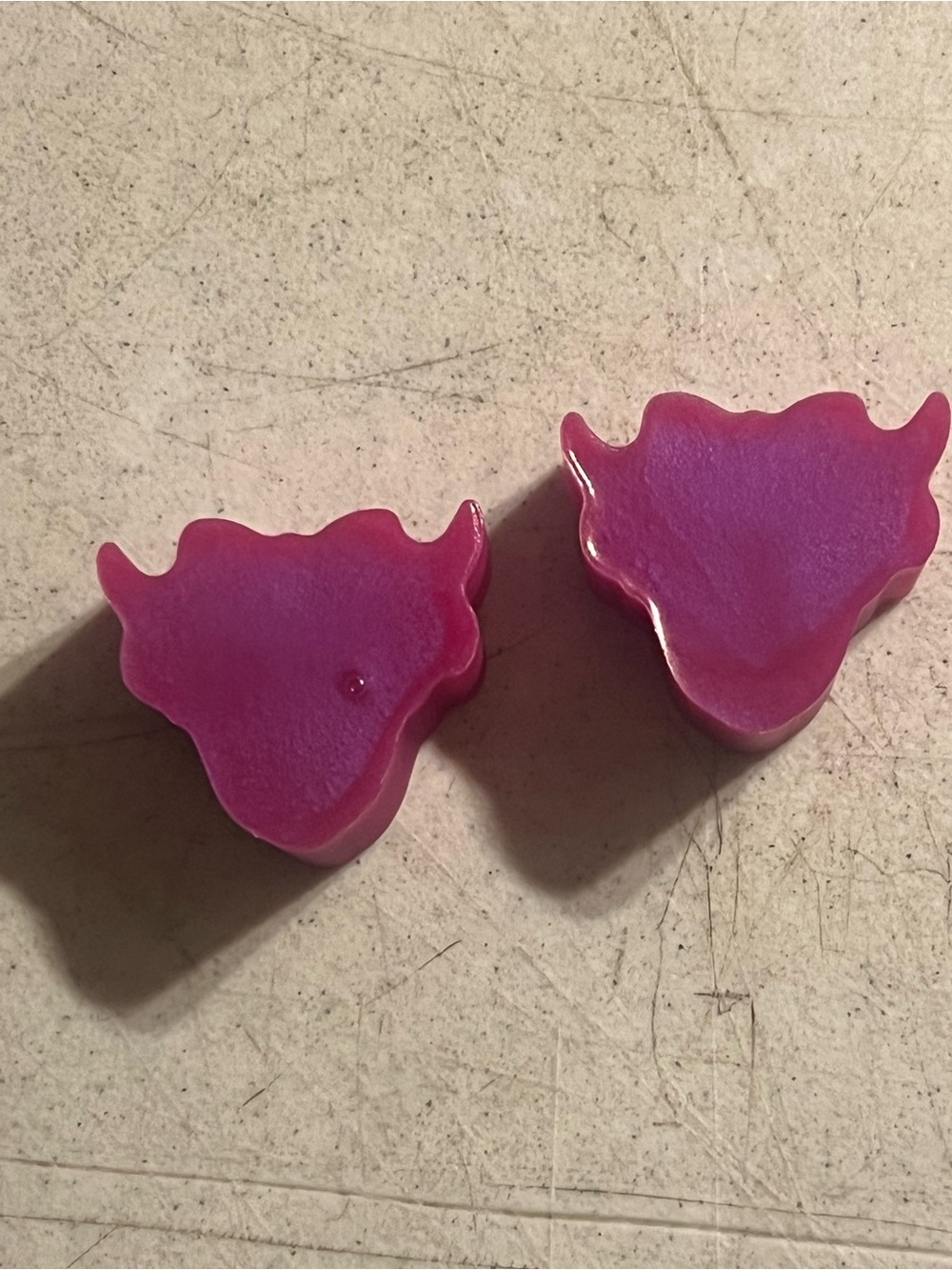 2 handmade pink resin cow head craft piece - Picture 4 of 10